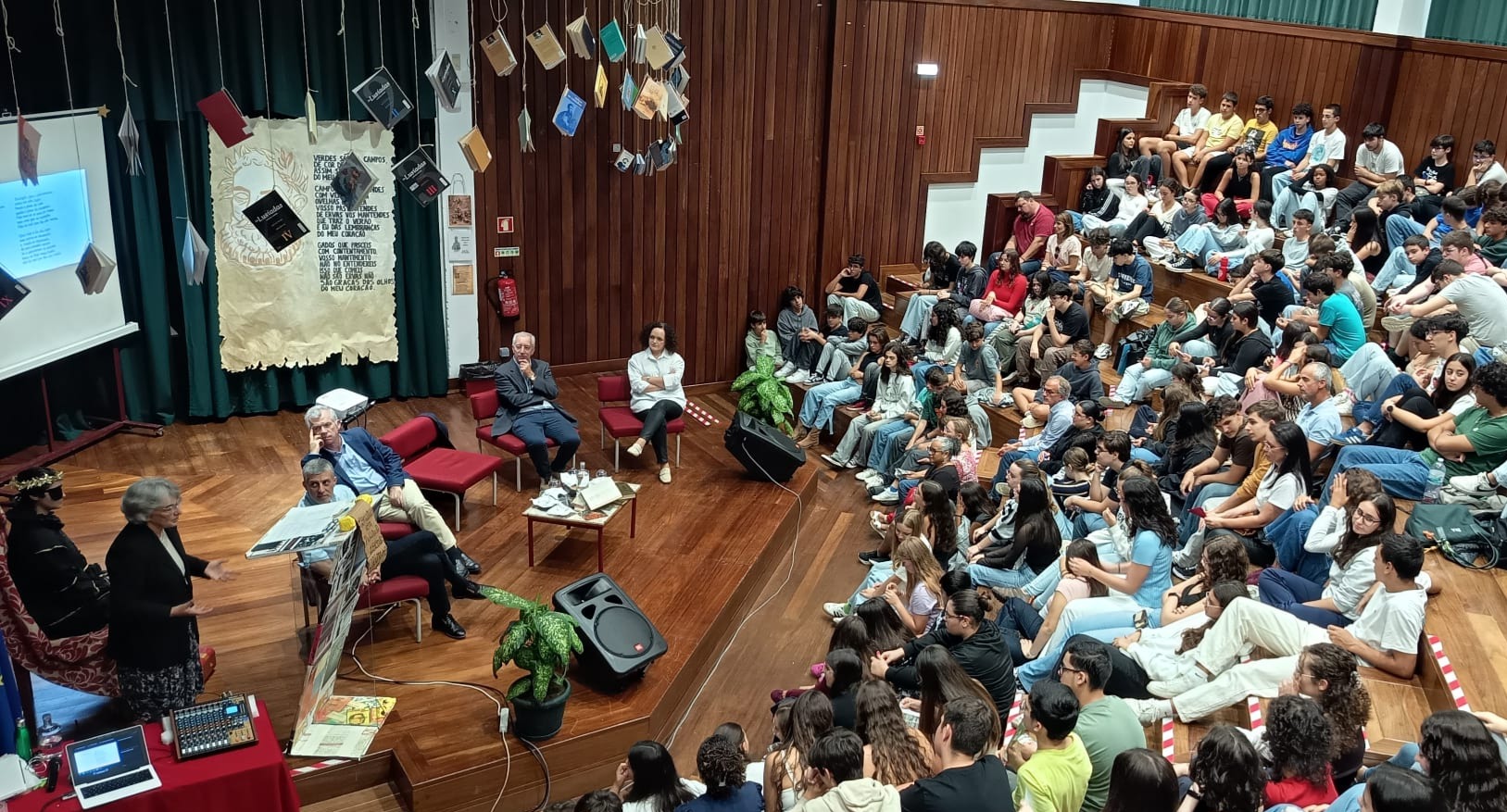 Escola Secundária Vitorino Nemésio acolhe sessão do Colóquio Internacional “O Mundo de Camões”