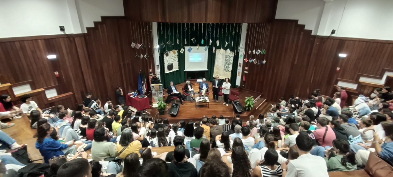 Escola Secundária Vitorino Nemésio acolhe sessão do Colóquio Internacional “O Mundo de Camões”