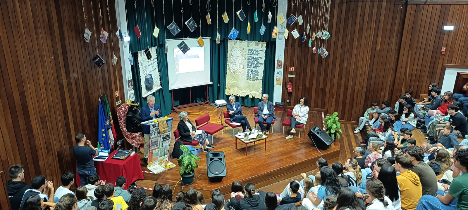 Escola Secundária Vitorino Nemésio acolhe sessão do Colóquio Internacional “O Mundo de Camões”