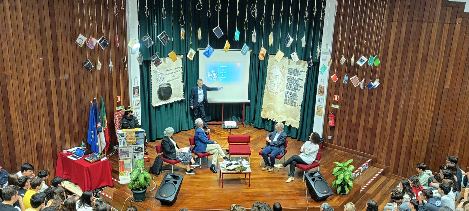 Escola Secundária Vitorino Nemésio acolhe sessão do Colóquio Internacional “O Mundo de Camões”