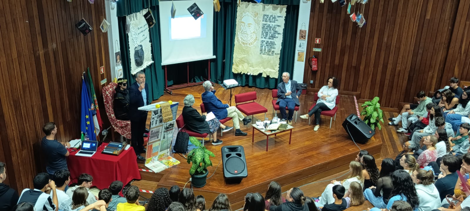 Escola Secundária Vitorino Nemésio acolhe sessão do Colóquio Internacional “O Mundo de Camões”