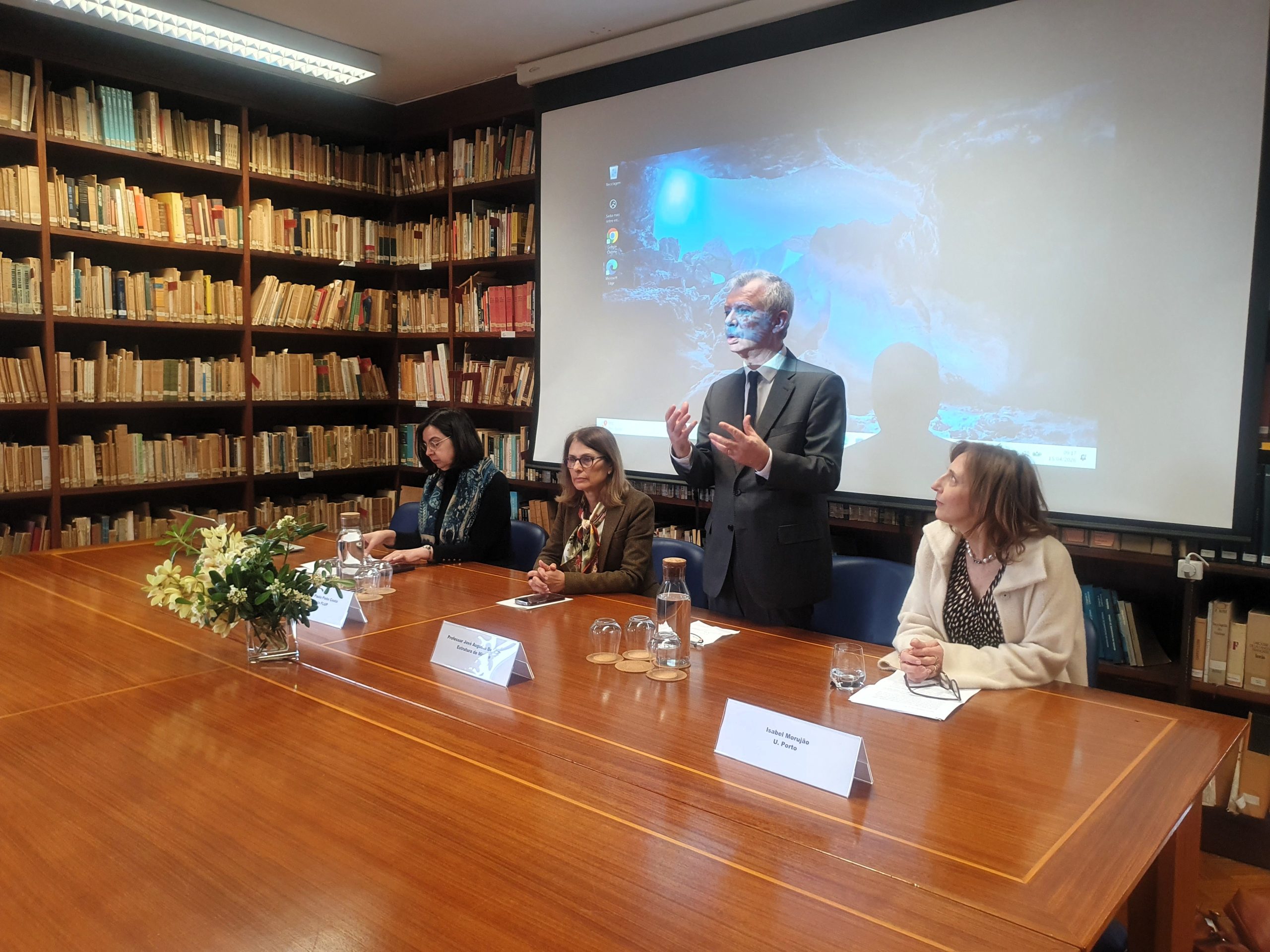 Arrancou hoje a IX Reunião Internacional de Camonistas no Porto